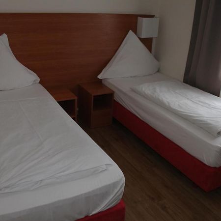 Stadt-Gut-Hotel Zum Rathaus Oberhausen  Extérieur photo