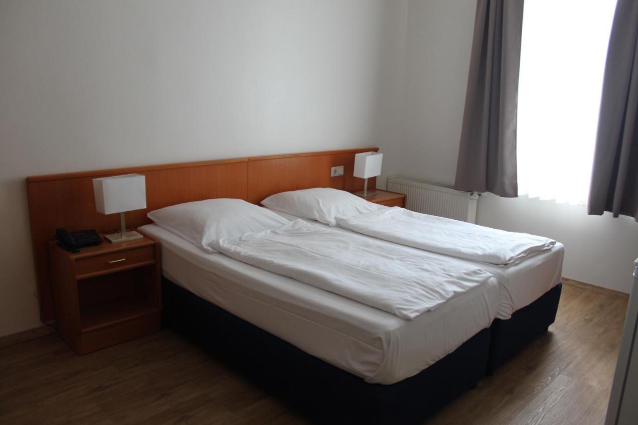 Stadt-Gut-Hotel Zum Rathaus Oberhausen  Extérieur photo