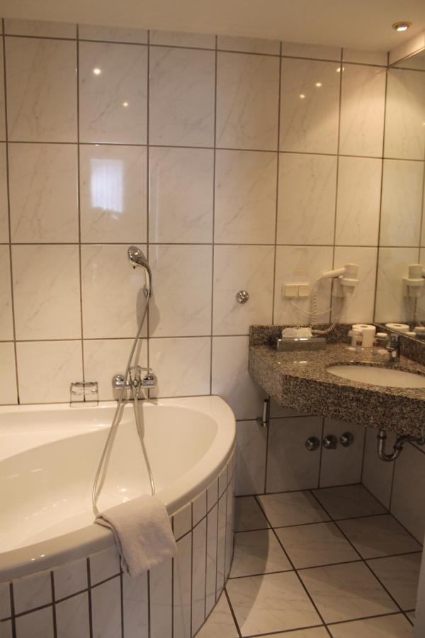 Stadt-Gut-Hotel Zum Rathaus Oberhausen  Extérieur photo