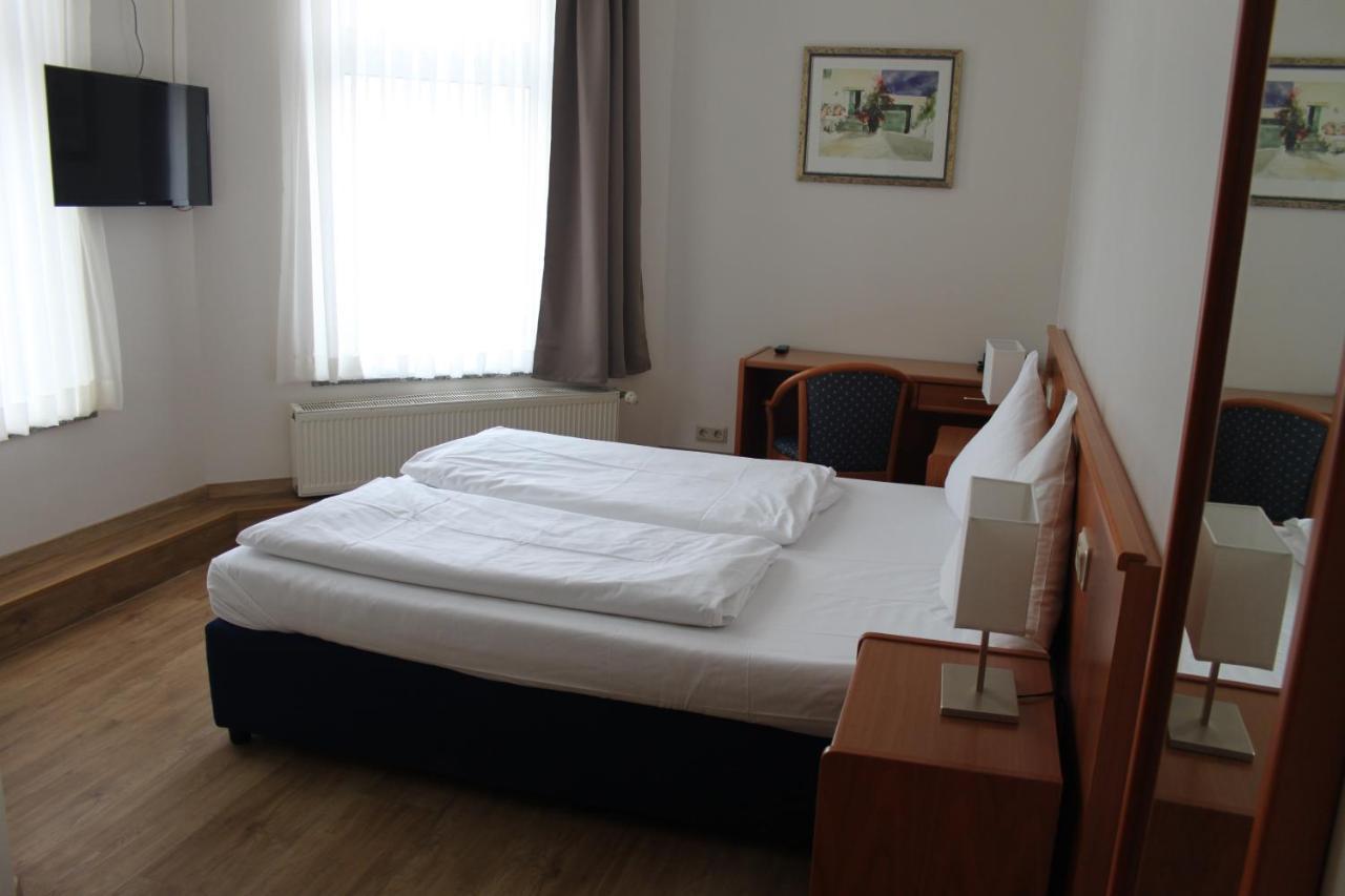 Stadt-Gut-Hotel Zum Rathaus Oberhausen  Extérieur photo