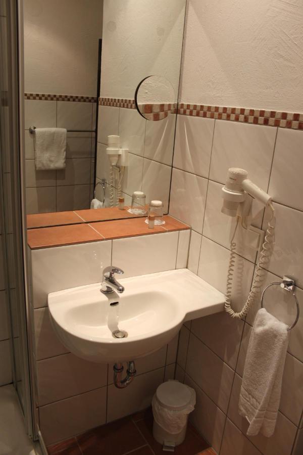 Stadt-Gut-Hotel Zum Rathaus Oberhausen  Extérieur photo