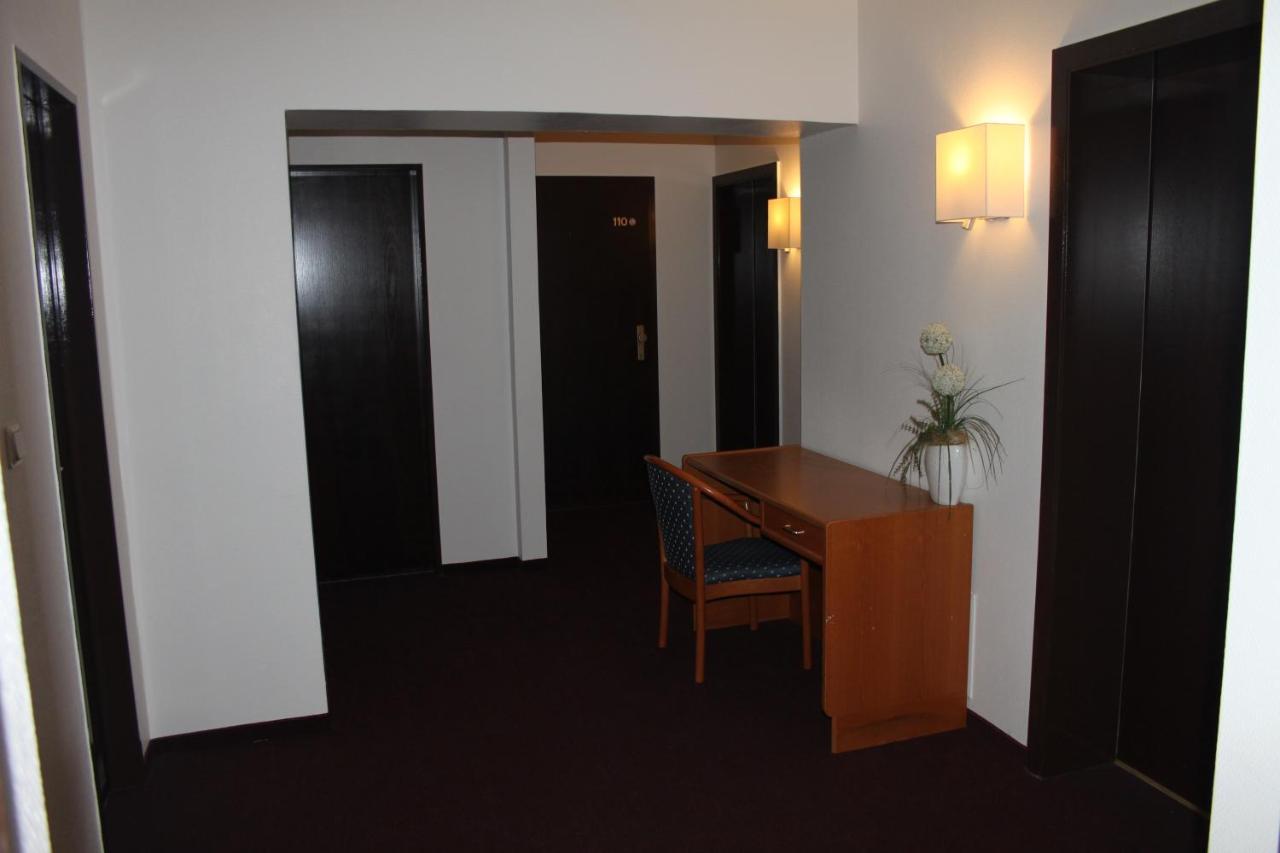 Stadt-Gut-Hotel Zum Rathaus Oberhausen  Extérieur photo